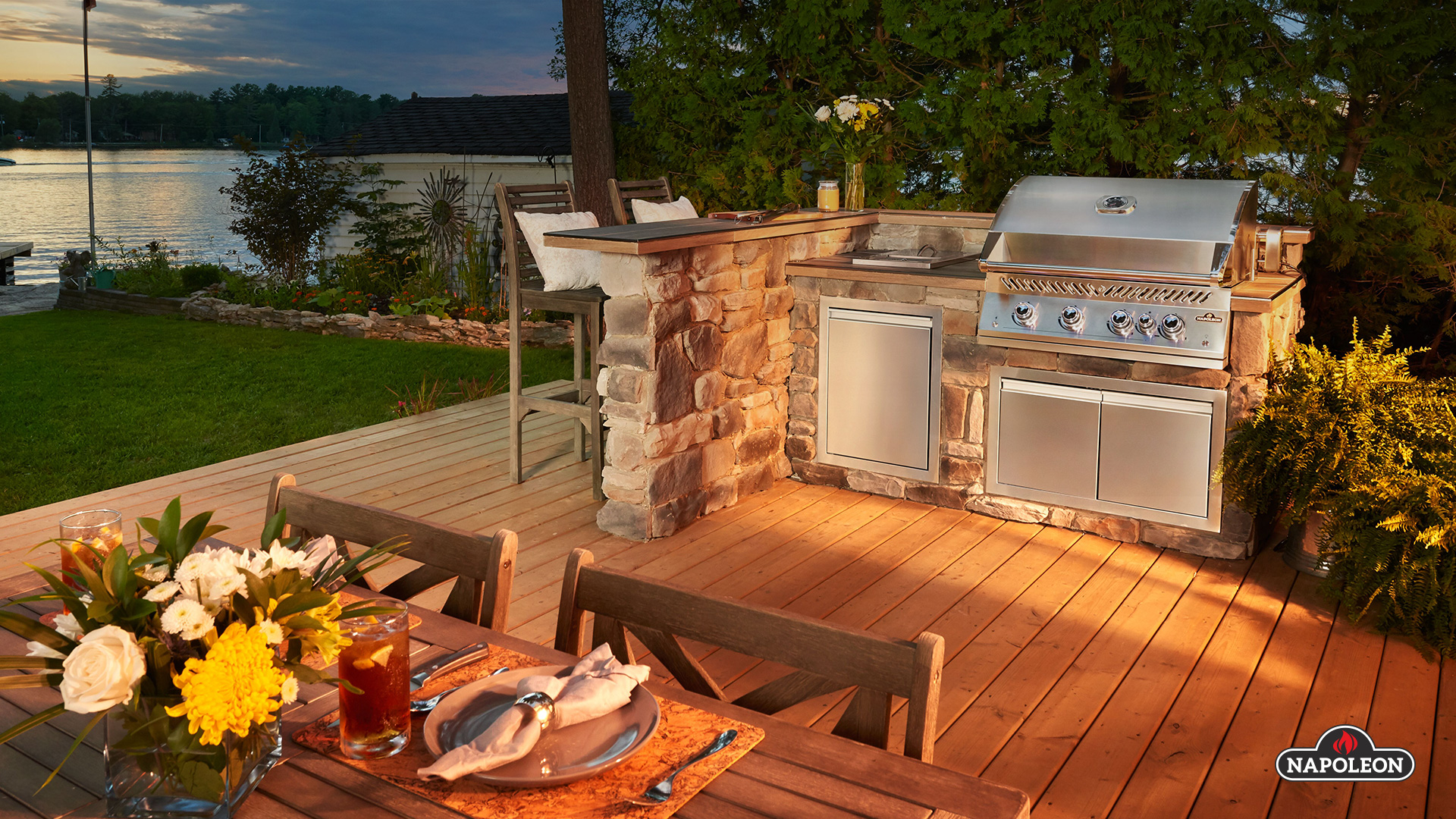 Une terrasse résidentielle sur le bord de l'eau avec un gril Napoleon