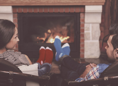 se réchauffer les pieds près d'un feu de foyer